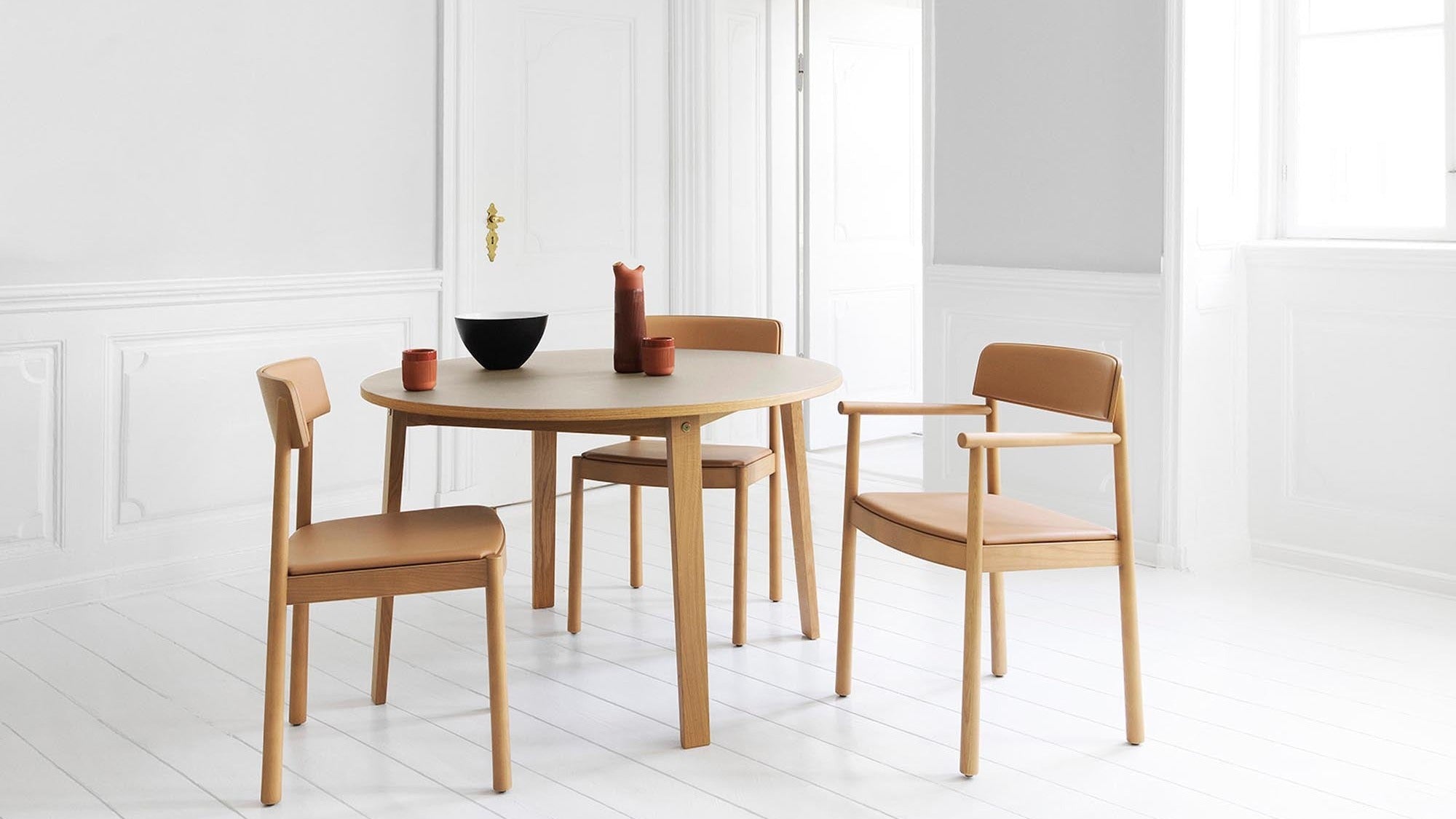 Entdecke die stilvollen Stühle und Sessel der Timb-Kollektion von Normann Copenhagen. Zeitlose Eleganz, Komfort und skandinavisches Design für dein Zuhause.