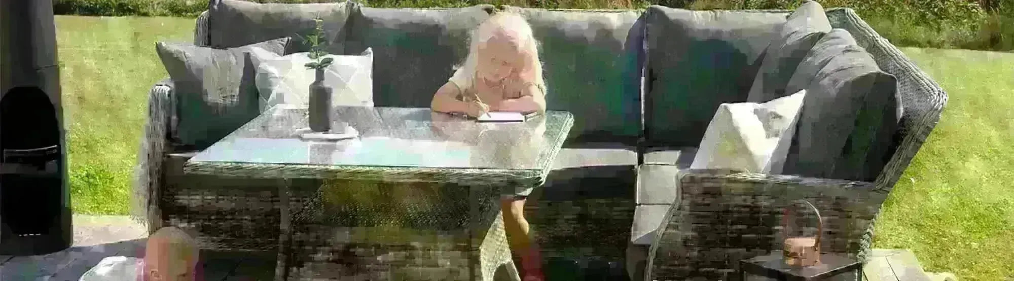 Vikelund Outdoor-Möbel von Venture Home: skandinavisches Design, wetterfest, elegante Essgruppen, Loungemöbel und Liegen für Garten und Terrasse.