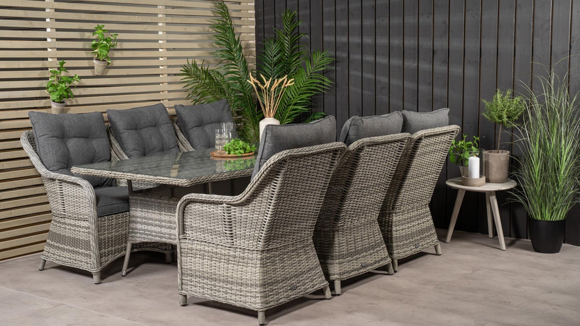 Vikelund Outdoor-Möbel von Venture Home: skandinavisches Design, wetterfest, elegante Essgruppen, Loungemöbel und Liegen für Garten und Terrasse.