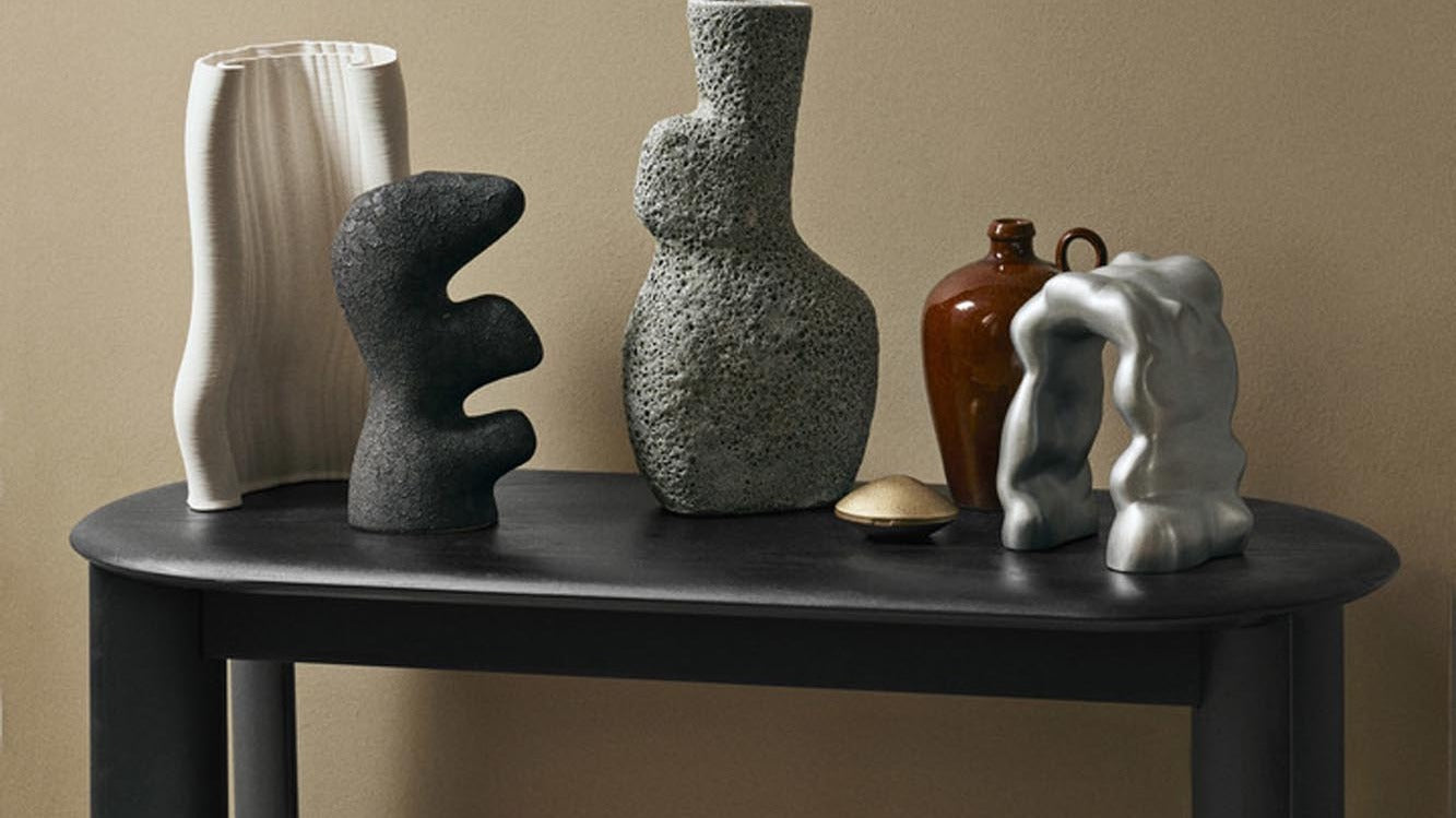Entdecke die Yara Kollektion von Ferm Living: handgefertigte Vasen und Deko-Objekte in organischen Formen, die Eleganz und Ruhe in dein Zuhause bringen.