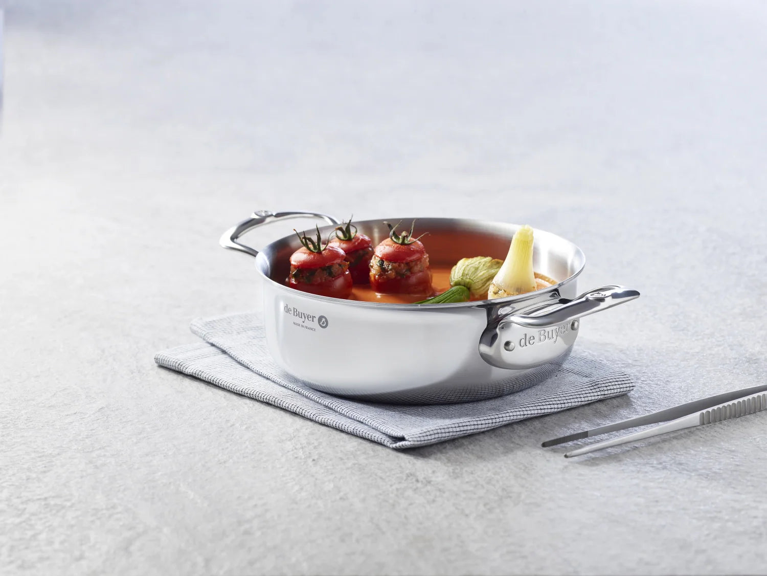 Entdecke die AFFINITY Kollektion von de Buyer: Hochwertige Edelstahl Töpfe & Pfannen mit Antihaftbeschichtung für perfekte Kochkünste.