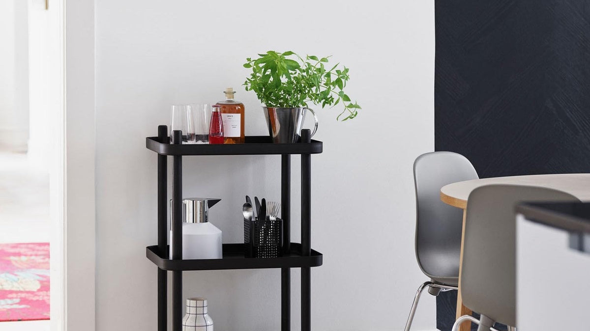 Block Trolley & Regal von Normann Copenhagen: Vielseitige Aufbewahrung aus Holz/Metall, mobil einsetzbar mit skandinavischem Design.