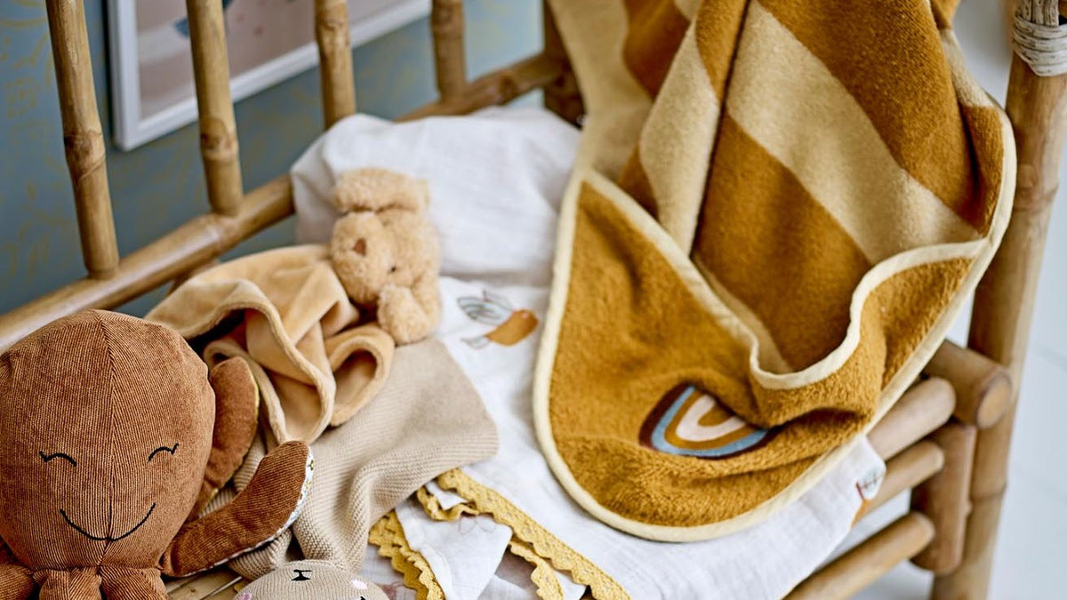 Agnes Kollektion von Bloomingville Mini mit Spielmatte, Pouf, Korb aus Wasserhyazinthe und Tassen aus Steingut