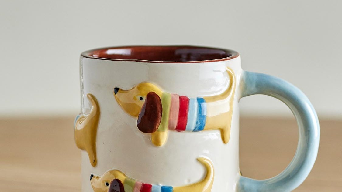 Charlie Serie von Bloomingville Mini: Kinderstuhl in Hundeform, Plüschtier, Tasse und Bücherständer in Braun, Blau, Gelb