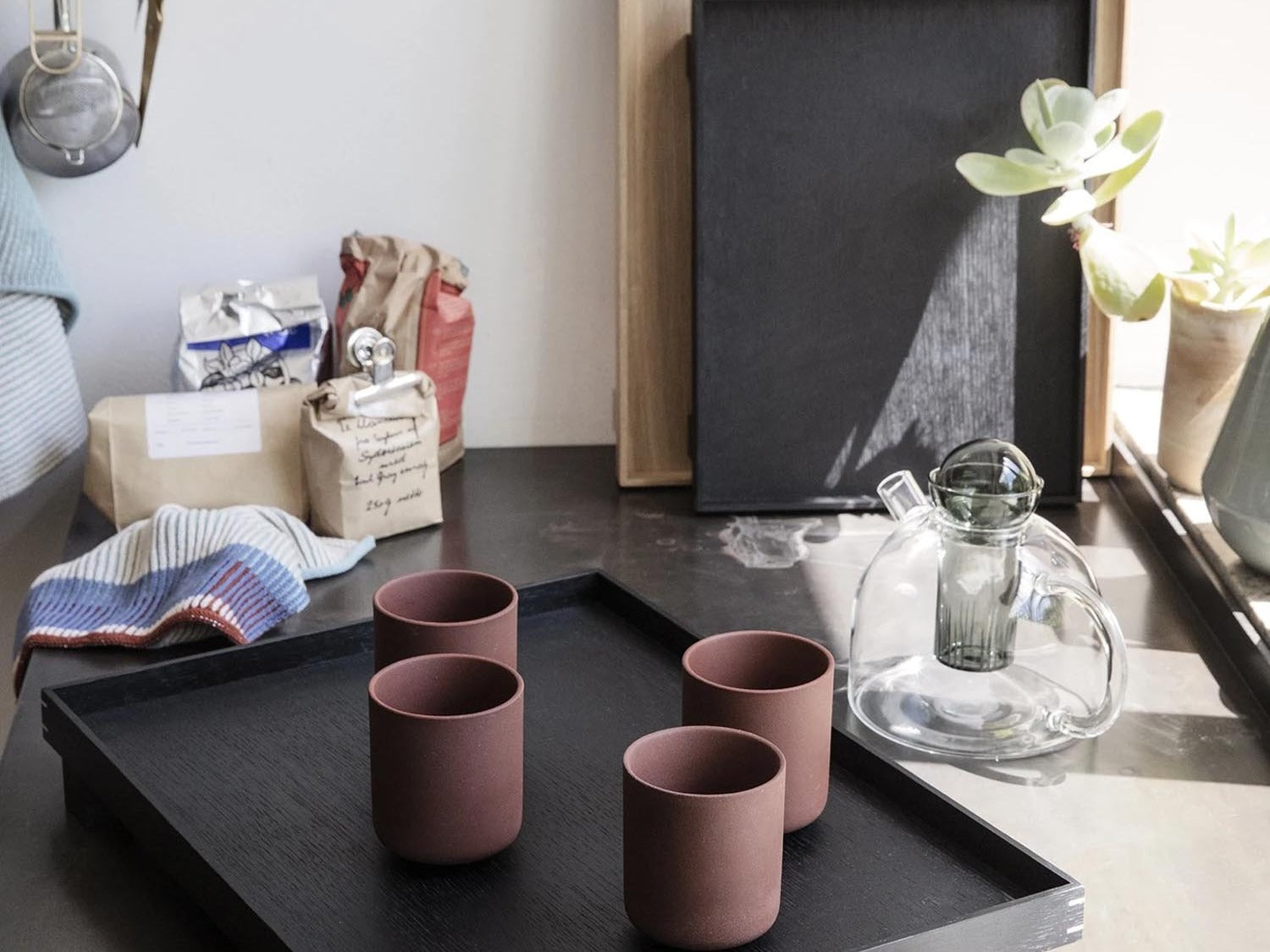 Bon Tabletts von Ferm Living aus pulverbeschichtetem Metall, modernes skandinavisches Design, abgerundete Kanten, vielseitig einsetzbar.