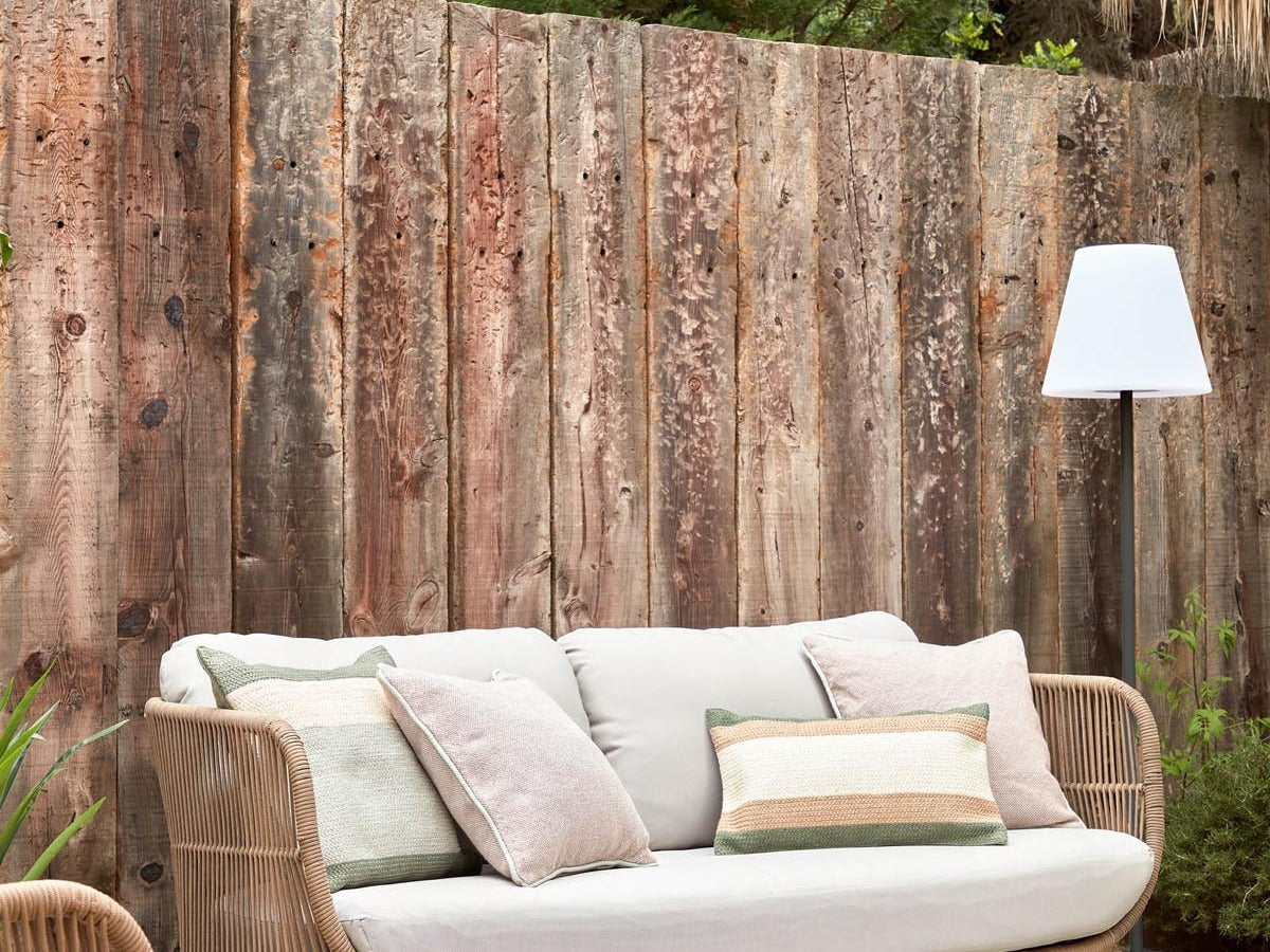 Entdecke die stilvolle Catalina Kollektion von Kave Home: elegante Outdoor-Sofas, Sessel und Liegen in grünem oder beigem Seilgeflecht. Wetterfest und bequem!