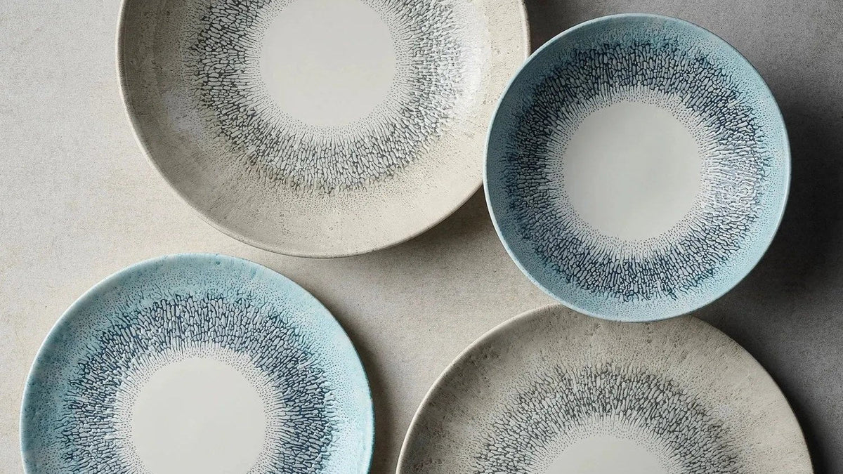 Churchill Aquamarine Teller und Platten in aquamarinblauer Glasur, gedeckt auf einem Tisch