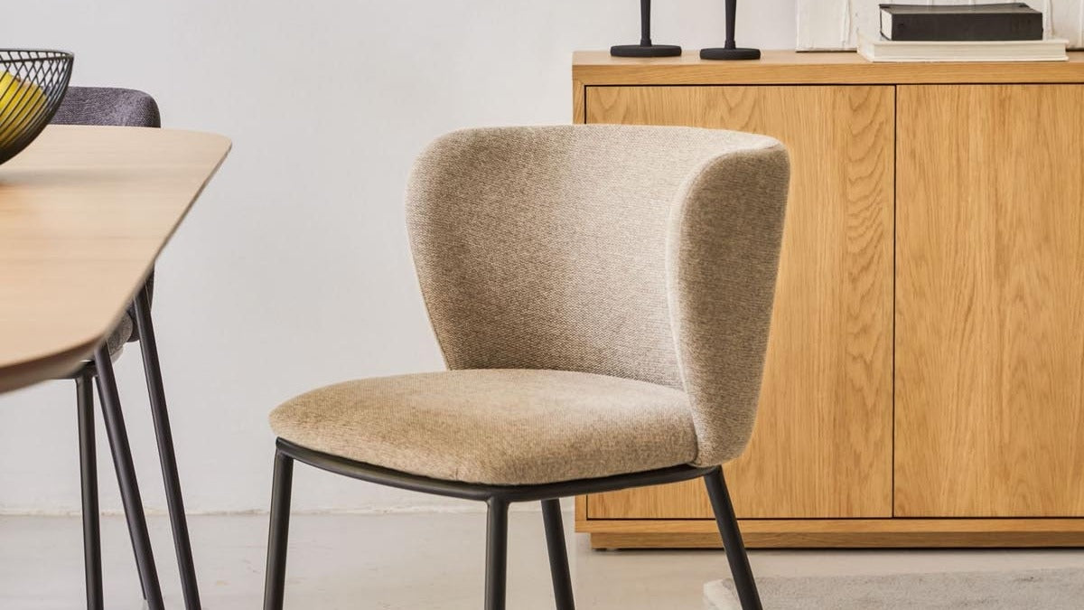 Entdecke die Ciselia Stühle von Kave Home: stilvolles Design, Komfort und Vielfalt in Farben und Texturen für dein Zuhause.