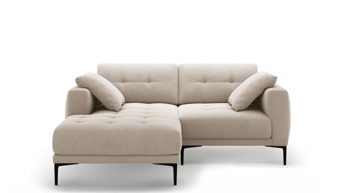 Lazio Samt-Ecksofa von Cosmopolitan Design in Beige mit schwarzen Metallbeinen in einem hellen Wohnzimmer