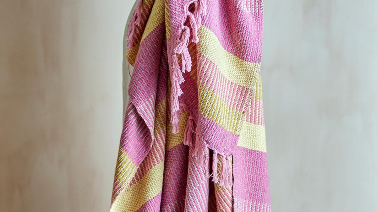 Isnel Decken und Kissen von Creative Collection mit breiten Streifen aus recycelter Baumwolle in Rosa, Blau und Grün