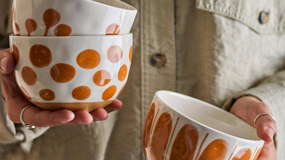 Linora Geschirr von Creative Collection: handbemalte Teller, Schalen und Becher aus Steingut in vier Farben