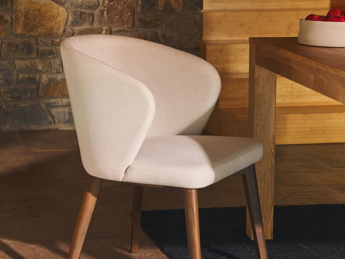 Entdecke die Darice Stühle von Kave Home: Massivholz trifft auf bequeme Polsterung für stilvollen Komfort im Esszimmer oder Café.