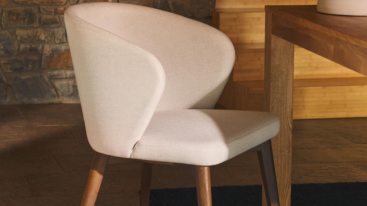 Entdecke die Darice Stühle von Kave Home: Massivholz trifft auf bequeme Polsterung für stilvollen Komfort im Esszimmer oder Café.