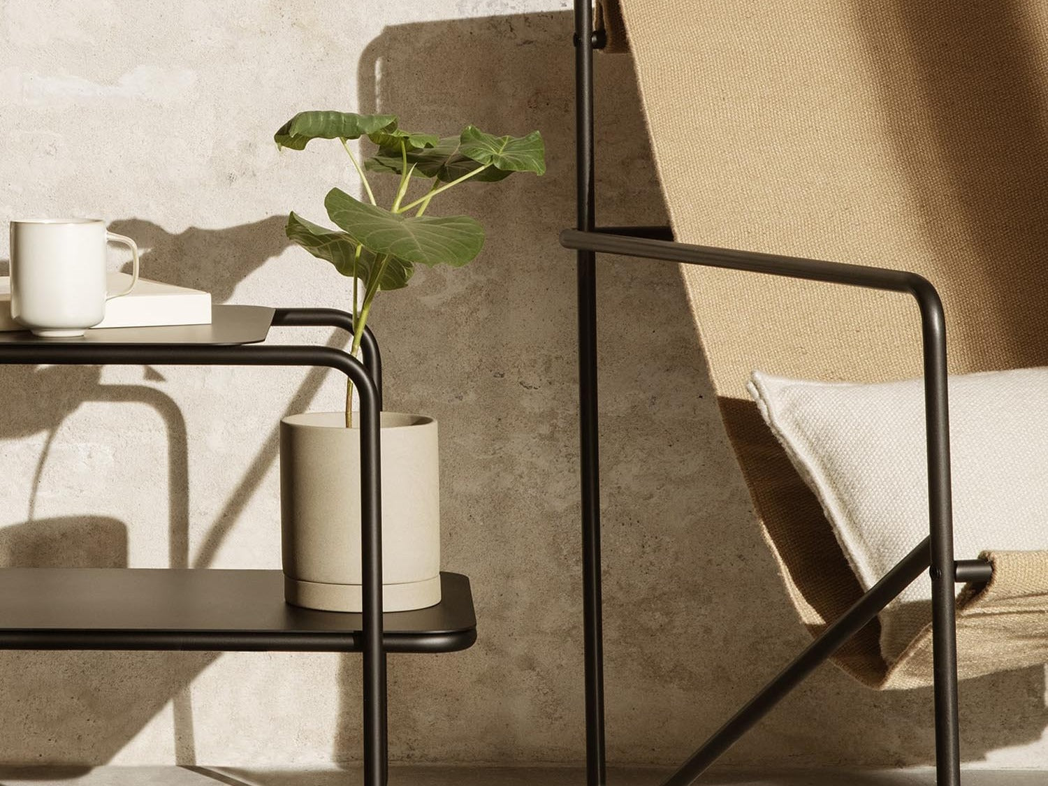 Desert Kollektion: wetterfeste Outdoor-Möbel aus recyceltem PET, Desert Lounge Chair in Sand/Olive – nachhaltig, langlebig & skandinavisch schön.