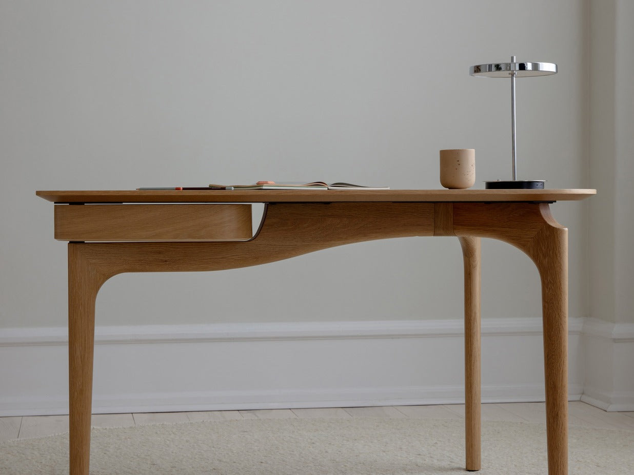 Moderner Bürotisch aus Holz mit minimalistischer Ästhetik, ideal für stilvolle Arbeitsumgebungen.