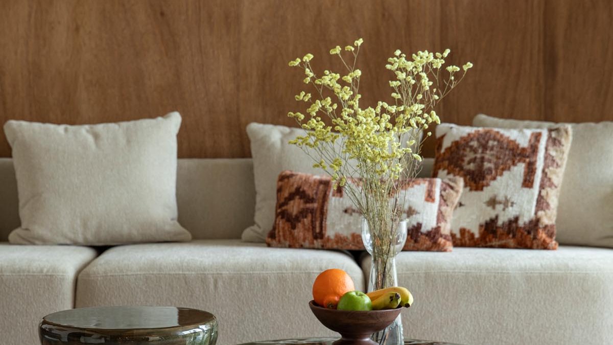 Dutchbone Mush Couchtisch und Beistelltisch in Pilzform aus grünem Mangoholz mit glänzender Oberfläche im Wohnzimmer