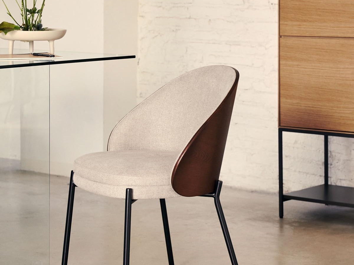 Entdecke die Eamy Kollektion von Kave Home: stilvolle Stühle und Sessel mit organischem Design, gepolstertem Komfort und Holzcharme.