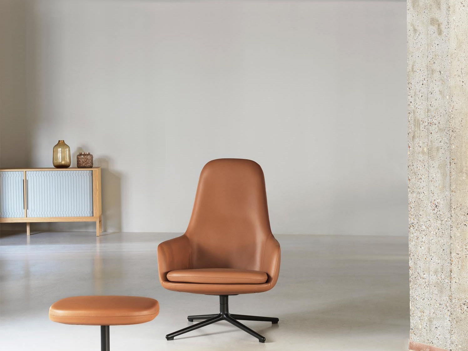 Entdecke die Era Kollektion von Normann Copenhagen: Elegante Loungesessel und Sofas, die Komfort und skandinavisches Design vereinen.