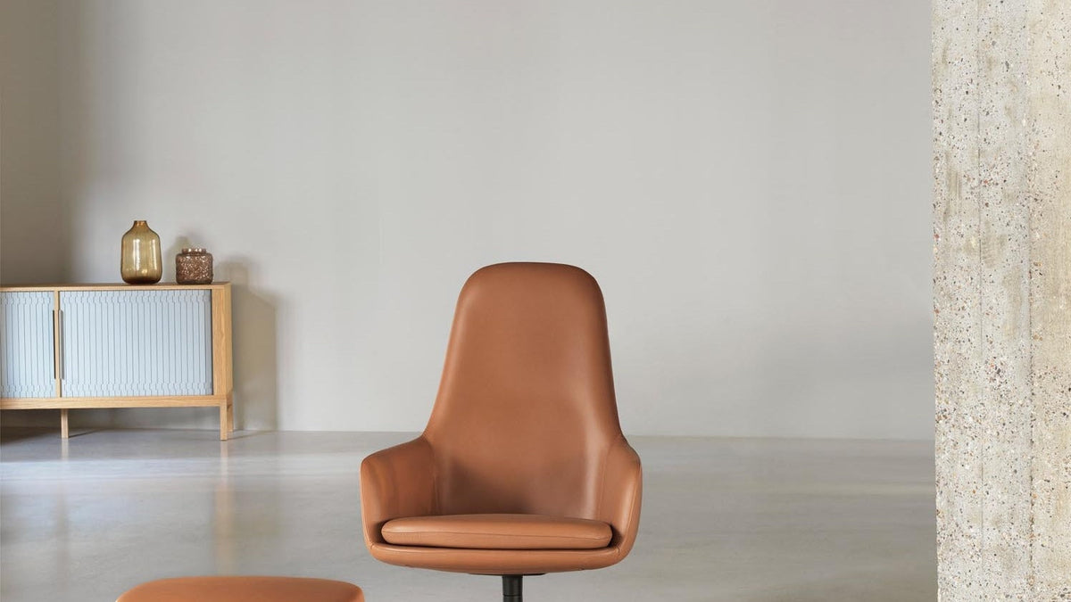 Entdecke die Era Kollektion von Normann Copenhagen: Elegante Loungesessel und Sofas, die Komfort und skandinavisches Design vereinen.