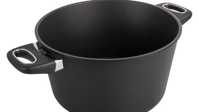 GASTROLUX Biotan Kollektion mit Bratpfanne, Kochtopf und Grillpfanne mit Antihaftbeschichtung auf einem Küchenherd