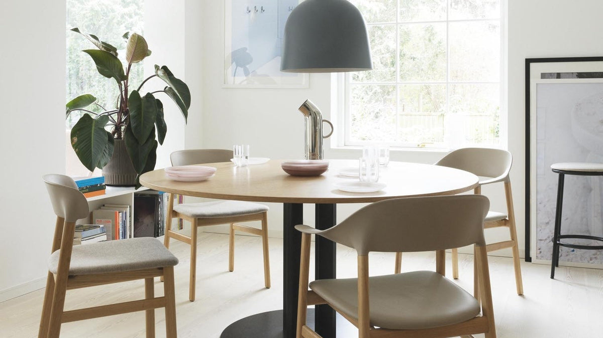 Entdecke die Herit Kollektion von Normann Copenhagen: Elegante, komfortable Stühle mit skandinavischem Design, ideal für jeden Raum.