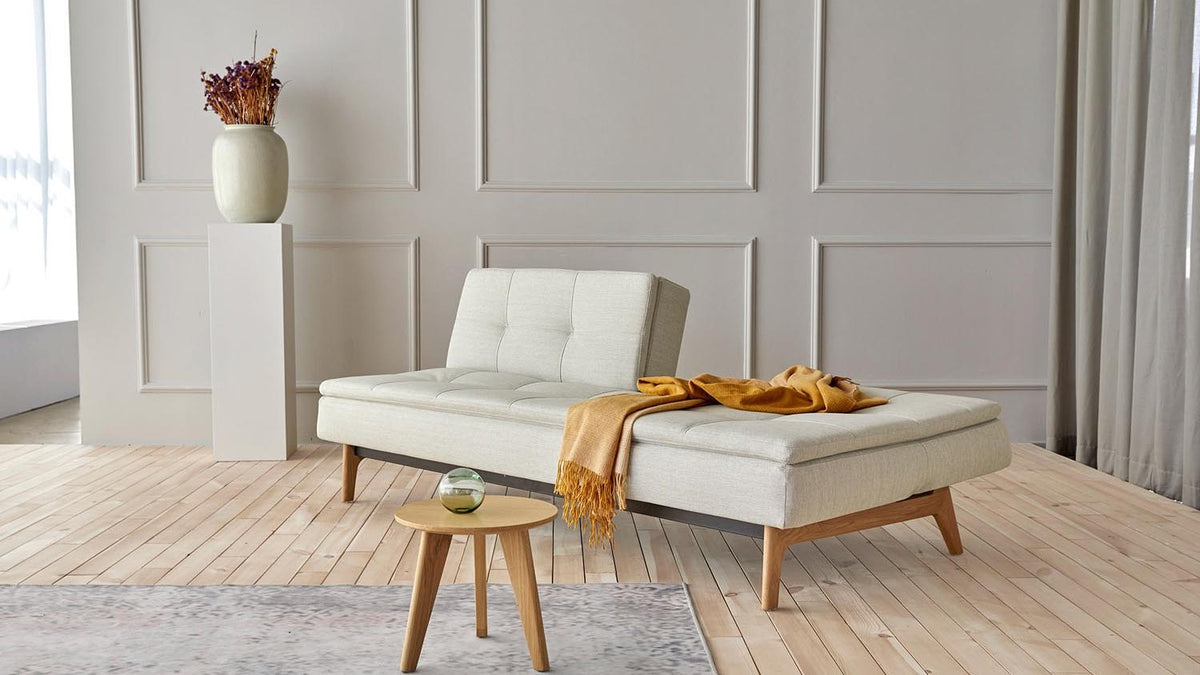 Dublexo Schlafsofa von Innovation Living mit geteilter, verstellbarer Rückenlehne in einem hellen Wohnzimmer