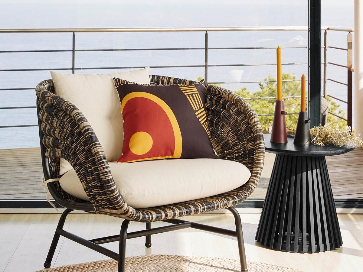 Entdecke die Jeanette Kollektion von Kave Home: elegante runde Tische aus massivem Holz, perfekt für Esszimmer, Wohnzimmer und Home-Office.