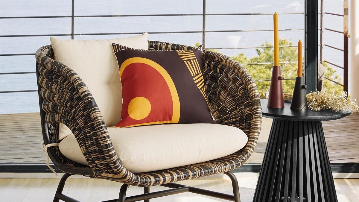 Entdecke die Jeanette Kollektion von Kave Home: elegante runde Tische aus massivem Holz, perfekt für Esszimmer, Wohnzimmer und Home-Office.