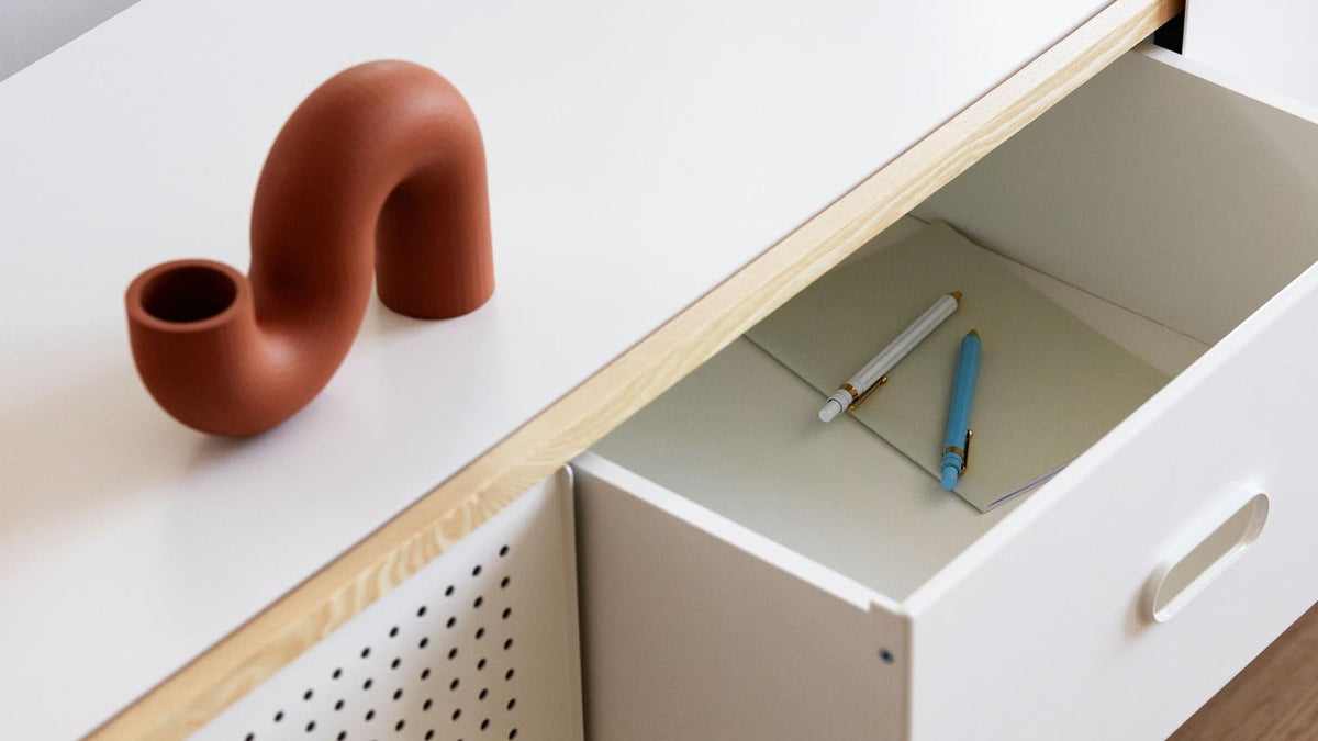 Entdecke die Kabino Kollektion von Normann Copenhagen: elegante Kommoden und Sideboards in verschiedenen Größen und Farben für dein Zuhause.