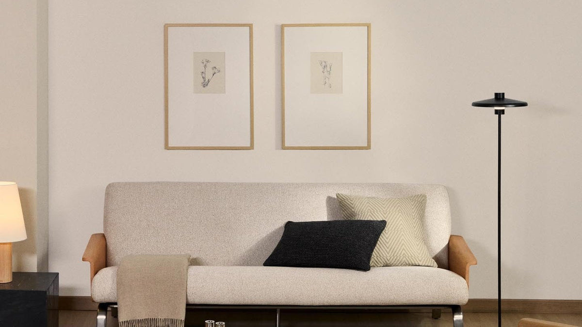 Kave Home Amsen Sofa in beiger Chenille mit Beinen aus gebürstetem Edelstahl, daneben Sessel und Fussablage
