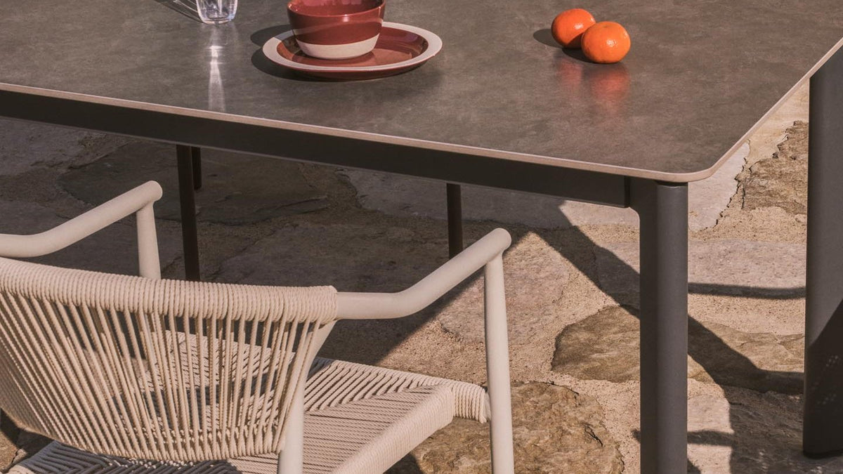 Gartentisch Anafi von Kave Home mit Platte aus gesintertem Stein und Aluminiumgestell in Graphit, dazu Stühle Livadia