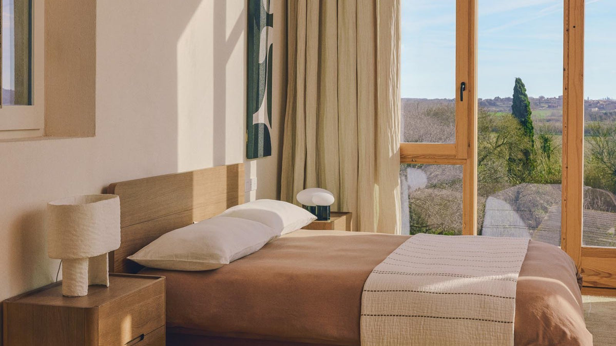 Arelida Möbel von Kave Home aus Eiche mit hellbraunem Finish: Bett, Sideboard und TV-Möbel