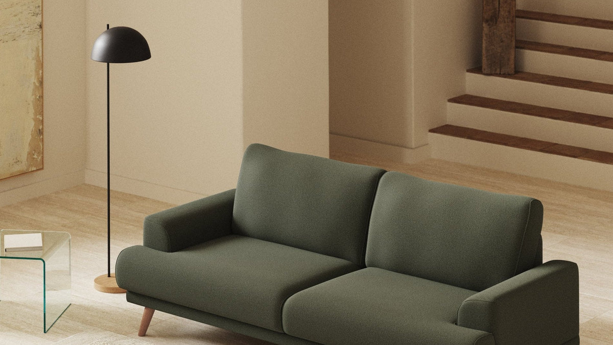 Kave Home Karin 3er Sofa aus dunkelgrüner Chenille mit Beinen aus Buchenholz und passender Fussablage