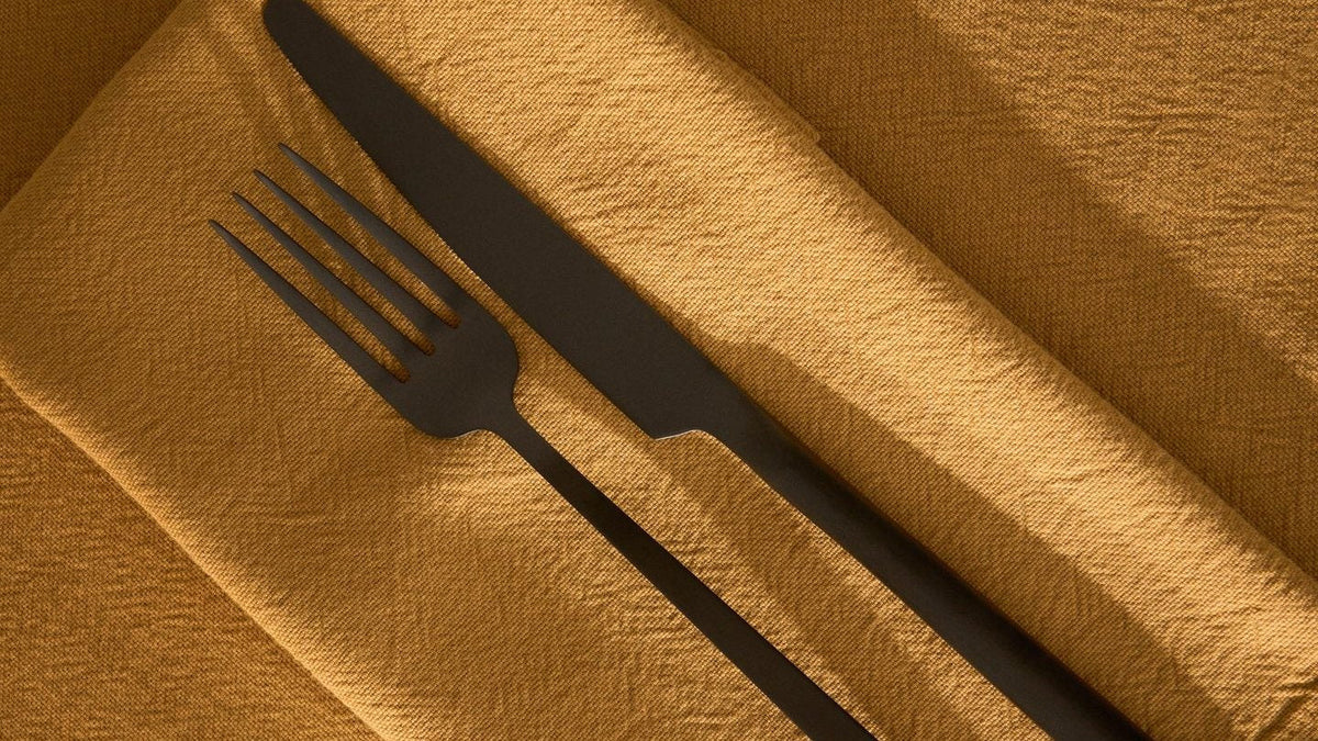 Tischsets, Servietten und Tischdecke Levara von Kave Home aus Baumwolle mit Washed-Finish in Steingrau und Senfgelb