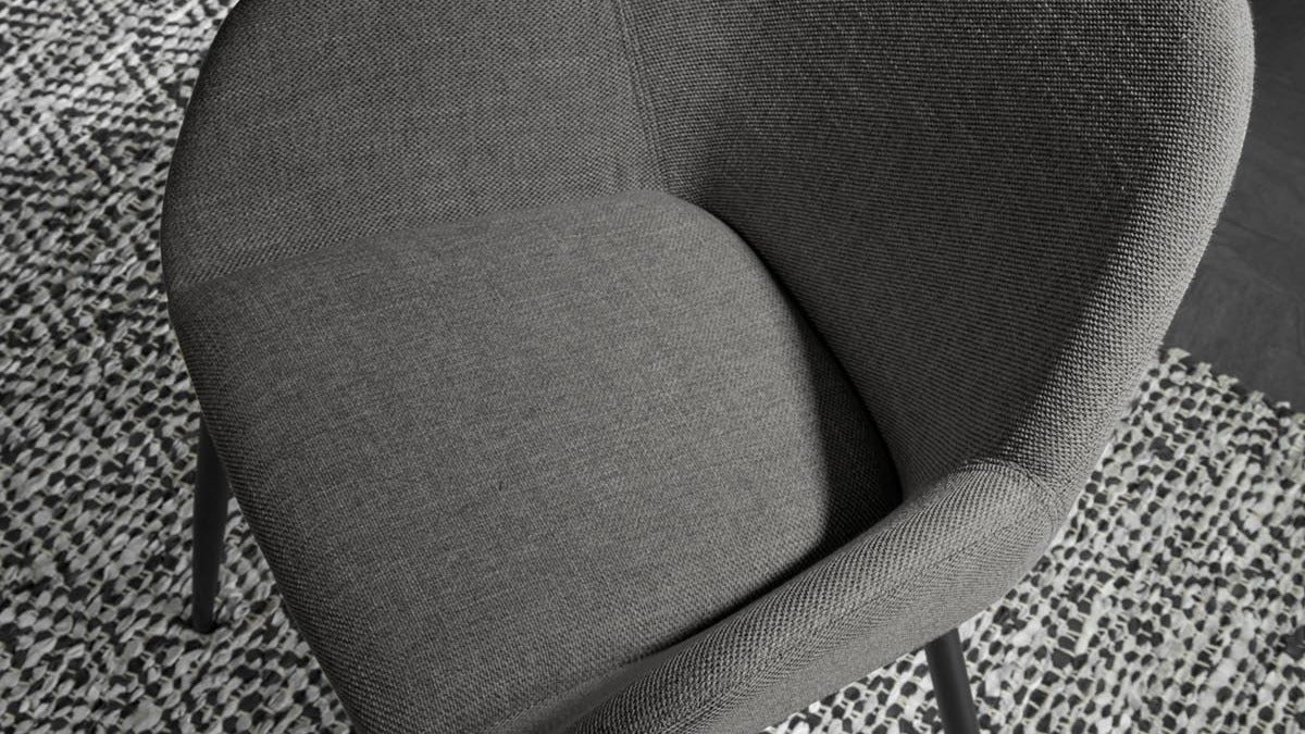Entdecke die Konna Kollektion von Kave Home: stilvolle, gepolsterte Stühle und Barhocker mit Armlehne in verschiedenen Farben und Materialien.