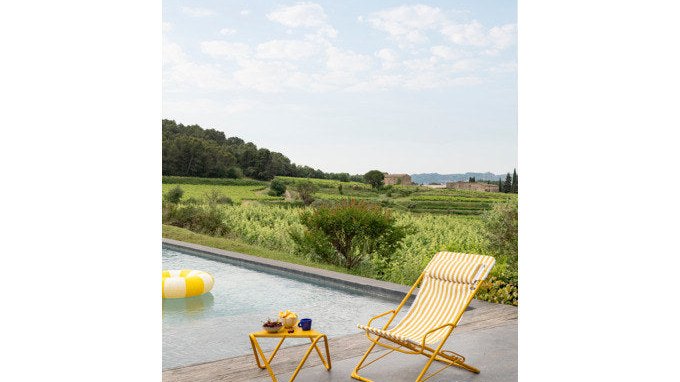 LAFUMA Transaswing Schaukel-Liegestühle in moss, miel, indigo und terre auf einer Terrasse