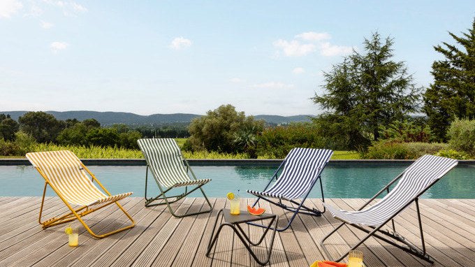 LAFUMA Maxi Transat Liegestuhl mit gestreiftem Rayure-Bezug und Stahlgestell auf einer sonnigen Terrasse