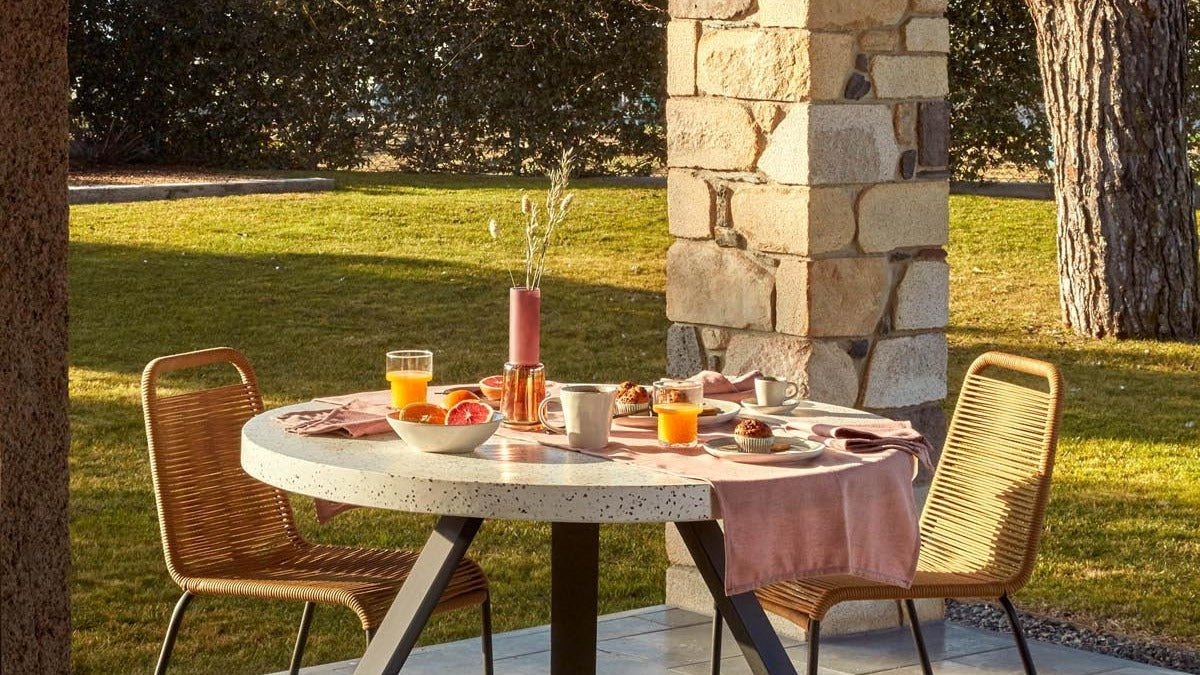 Entdecke die Lambton Kollektion von Kave Home: stapelbare Outdoor-Stühle aus robustem Seil, ideal für Garten und Terrasse. Wetterfest und stilvoll!