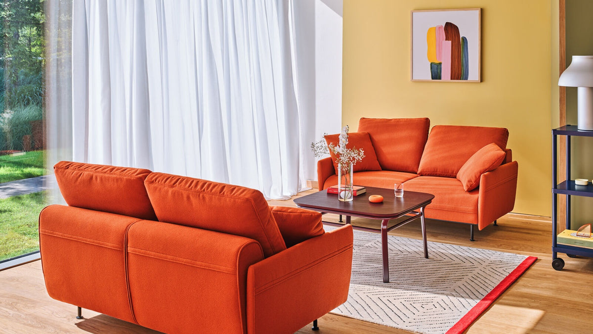 Lotus Sofa von MDD mit weicher Polsterung und einladender Form