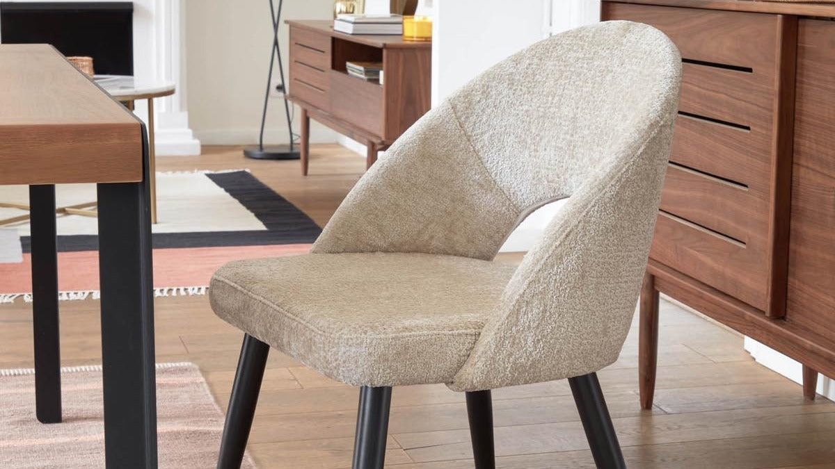 Entdecke die eleganten Mael Stühle von Kave Home. Modernes Design, hoher Komfort und perfekte Integration in Esszimmer, Wohnzimmer und Arbeitszimmer.