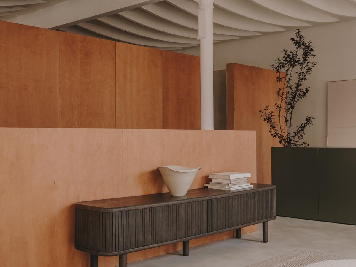 Entdecke die Mailen Kollektion von Kave Home: Stilvolle Aufbewahrungsmöbel mit historischem Charakter, inspiriert von Tambour-Rolladenschränken. Massivholz-Rolltüren, langlebig und vielseitig für jedes Zuhause.