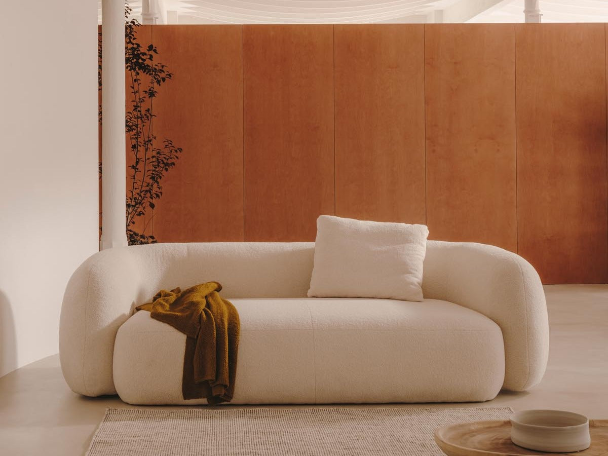 Entdecke die elegante Martina-Kollektion von Kave Home: stilvolle Sofas, Sessel und Betten, die Komfort und Design vereinen.