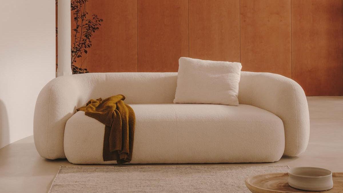 Entdecke die elegante Martina-Kollektion von Kave Home: stilvolle Sofas, Sessel und Betten, die Komfort und Design vereinen.