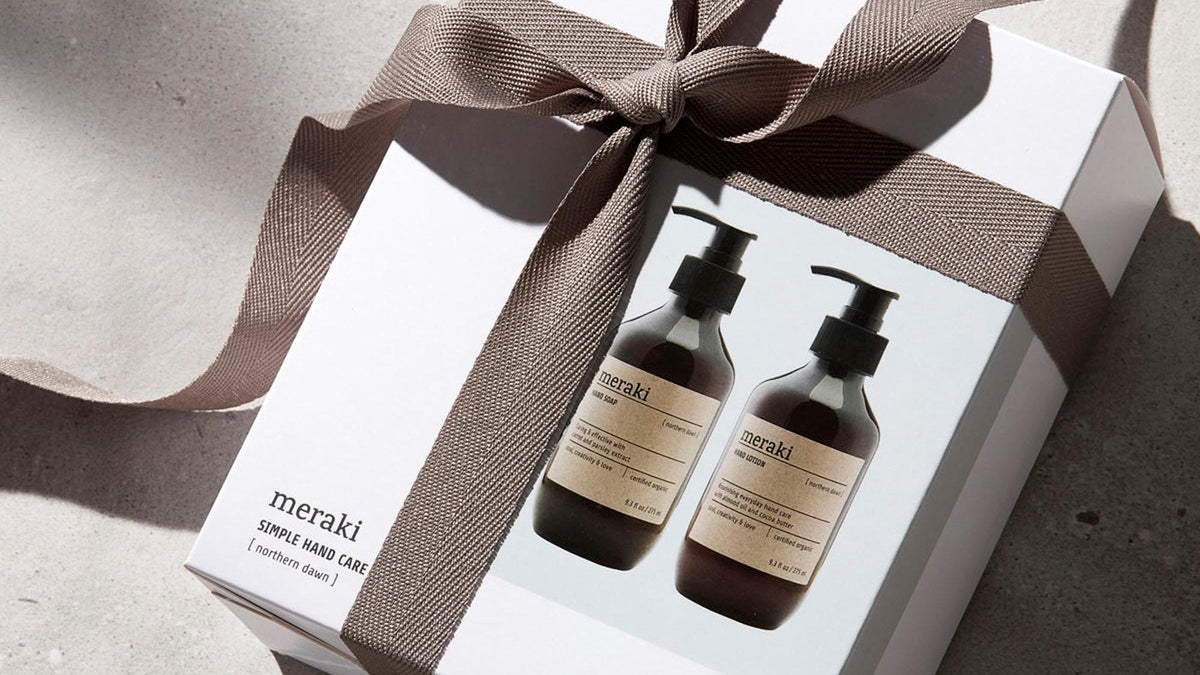 Meraki Northern Dawn Serie mit Shampoo, Handseife, Handcreme und Body Lotion im Badezimmer