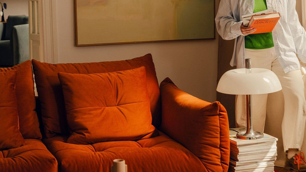 Micadoni Bloom L-Sofa in Mandel beige mit Casino-Velours, tiefen Sitzflächen, grossen Rückenkissen und schwarzen Beinen