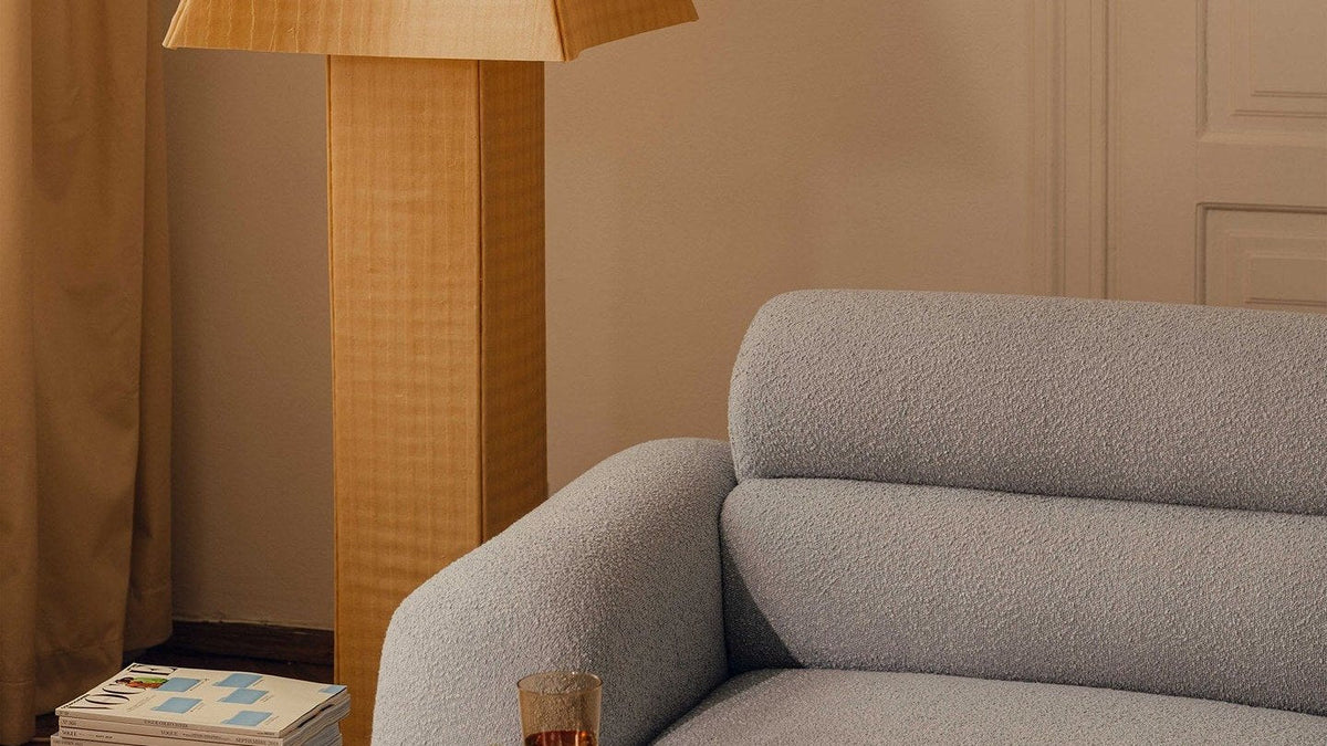Micadoni Neo Ecksofa in Dunklem Olivgrün mit tiefer Sitzfläche und Chaiselongue im Wohnzimmer