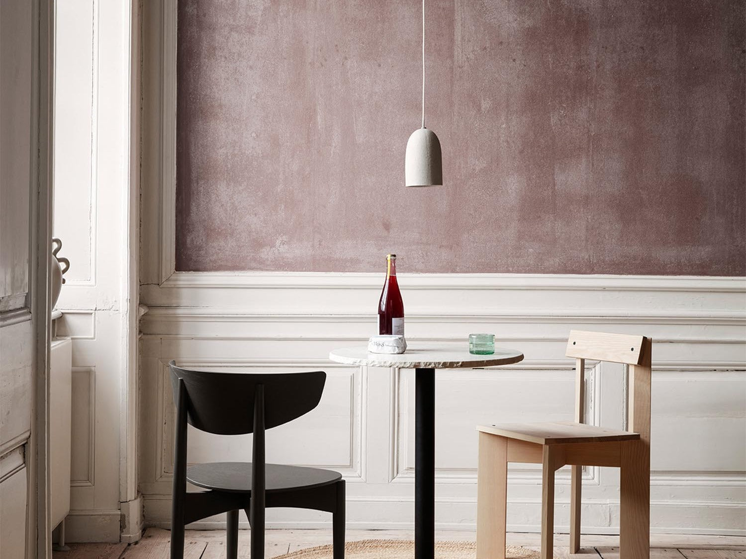 Entdecke die elegante Mineral Kollektion von Ferm Living: stilvolle Tische aus Glas und Marmor, perfekt für Esstisch oder Couchtisch.