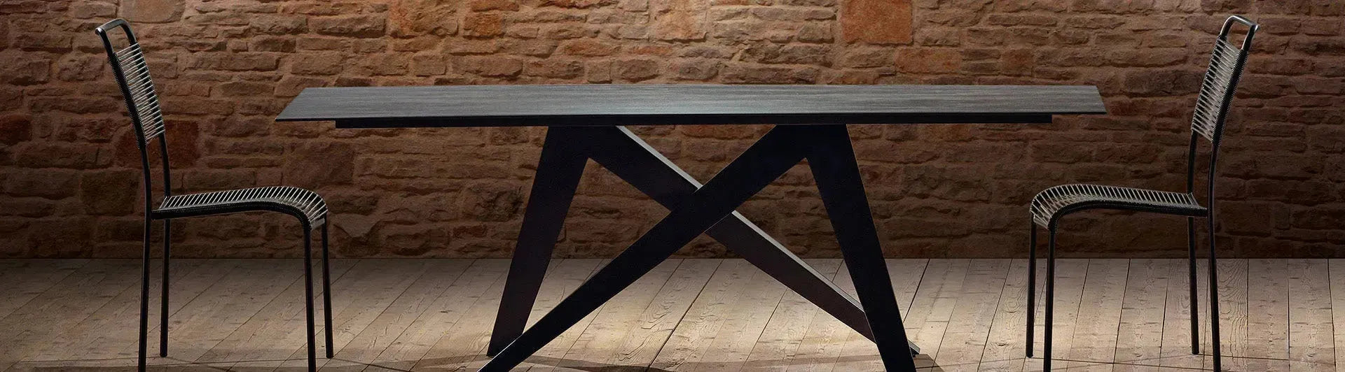 Entdecken Sie den imposanten Mythen Gartentisch aus Fiberglas – wetterfest, stabil und Swiss Made. Ein skulpturales Möbelstück für jeden Garten!