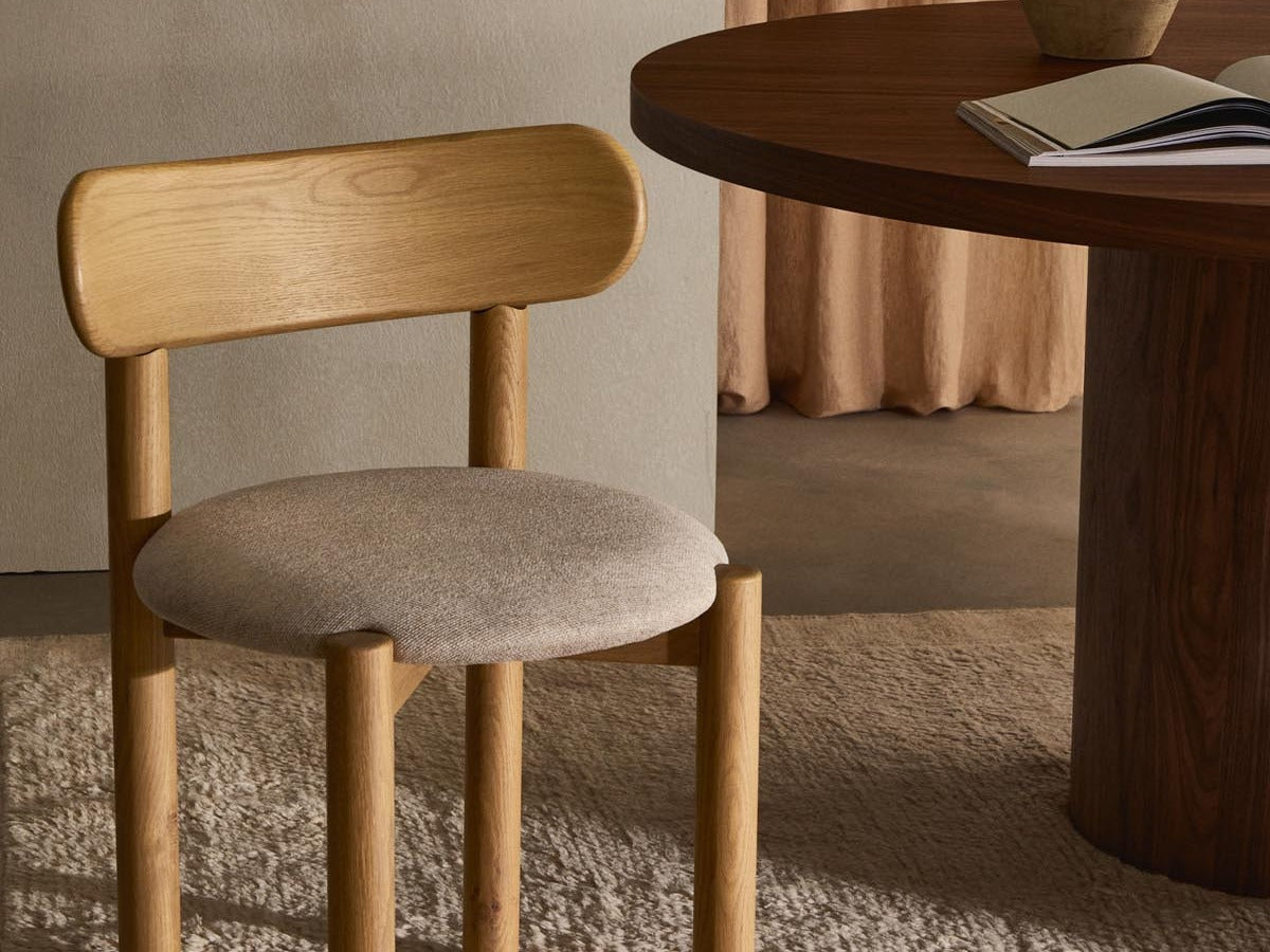 Entdecke die Nebai Stühle von Kave Home: gepolstert, elegant und vielseitig für Essbereiche, Arbeitszonen und Wohnräume.