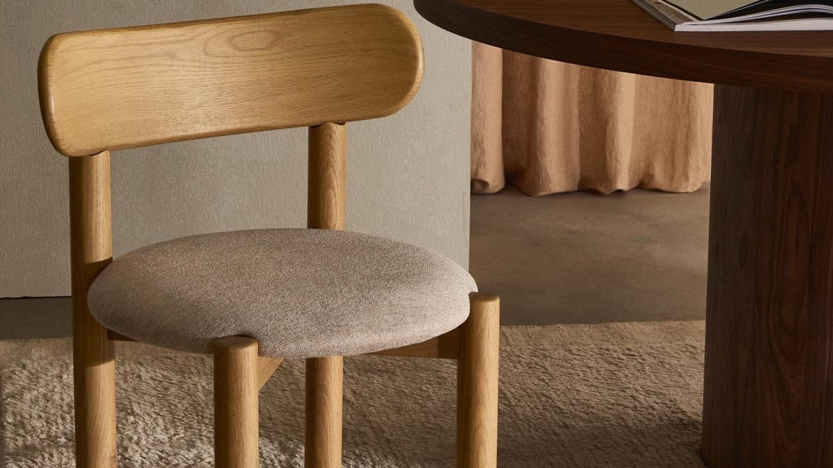 Entdecke die Nebai Stühle von Kave Home: gepolstert, elegant und vielseitig für Essbereiche, Arbeitszonen und Wohnräume.